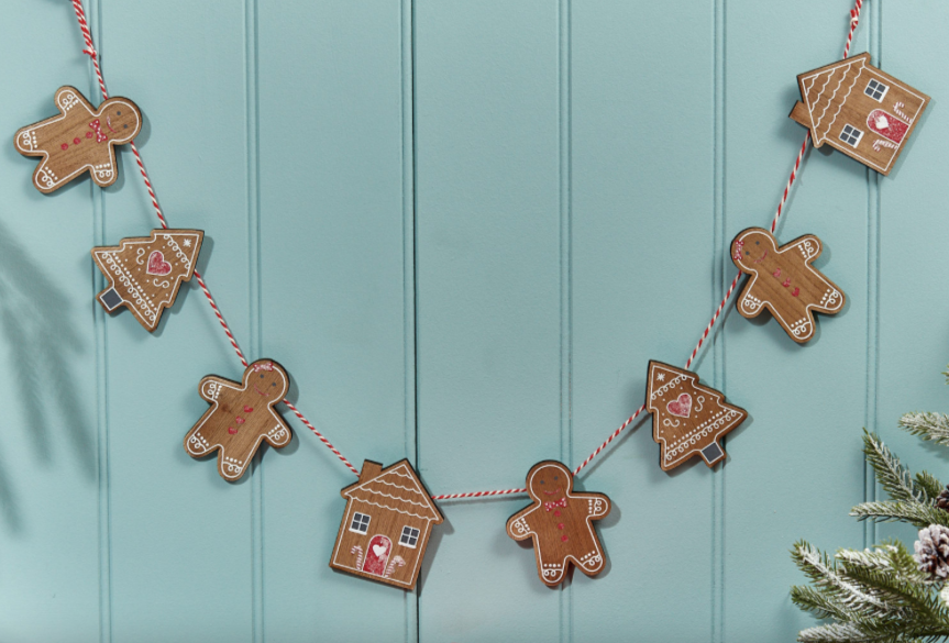 GINGERBREAD BUNTING WOODEN WITH HEARTS